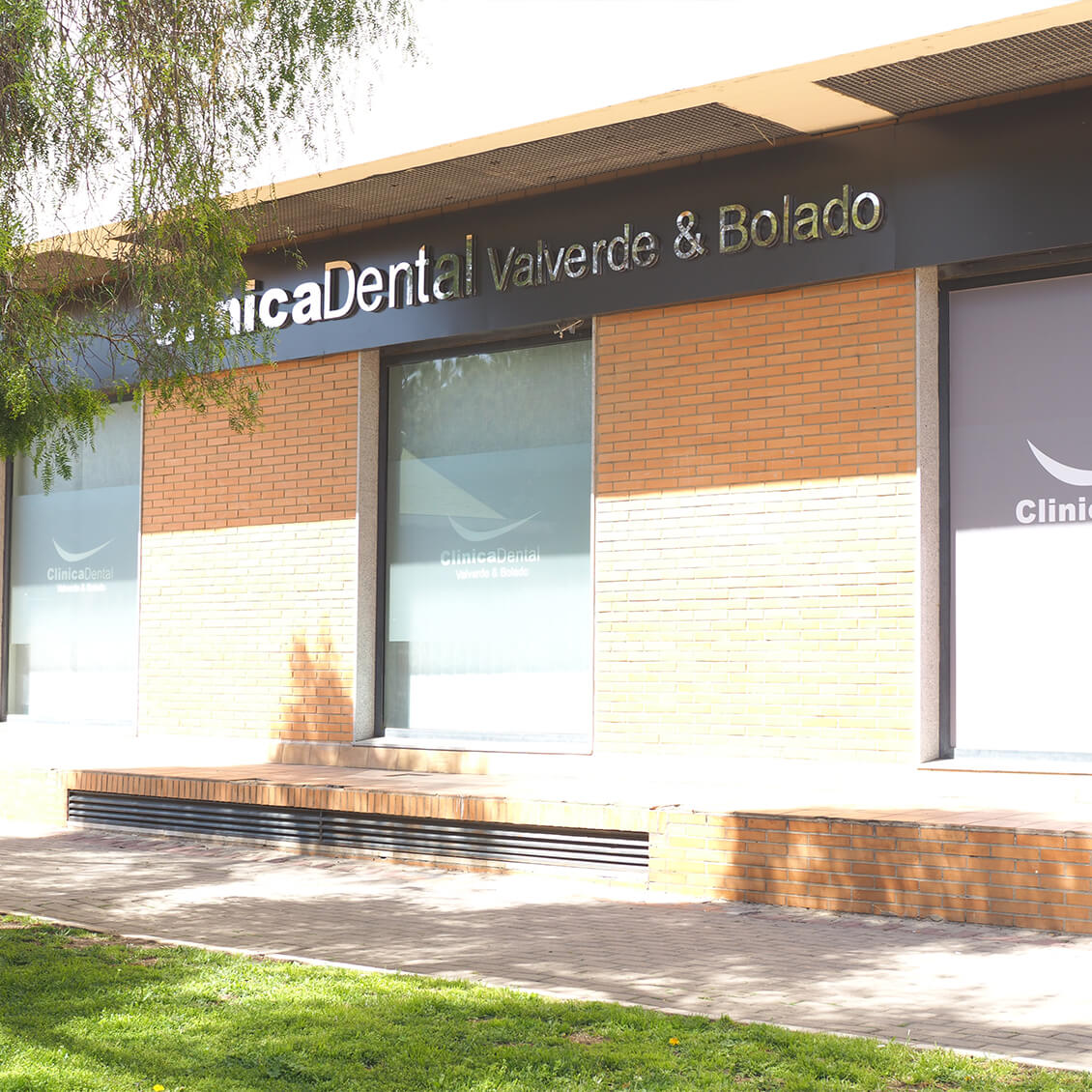Somos tu clínica dental especializada en Huelva y San Juan del puerto.